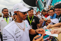 Lewis Hamilton, Mercedes AMG F1 signs autographs for the fans