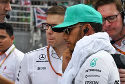 Lewis Hamilton, Mercedes AMG F1 y Peter Bonnington, ingeniero de carrera de Mercedes AMG F1