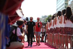 Valtteri Bottas, Mercedes AMG F1 et Sebastian Vettel, Ferrari lors de la parade des pilotes