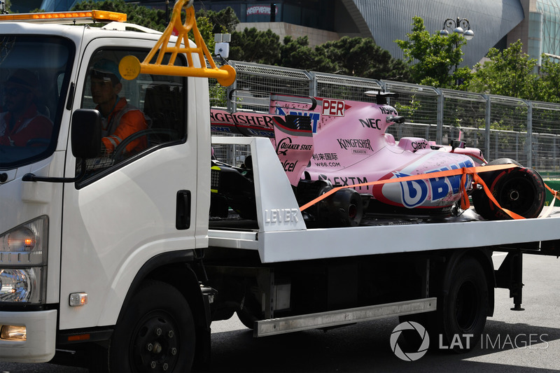 El coche de Sergio Pérez, Sahara Force India VJM10 es retirado por oficiales de pista