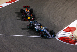 Lewis Hamilton, Mercedes AMG F1 W08, Max Verstappen, Red Bull Racing RB13