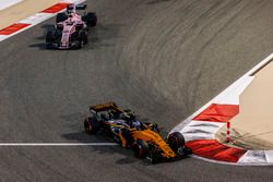 Jolyon Palmer, Renault Sport F1 Team RS17, Sergio Perez, Force India VJM10