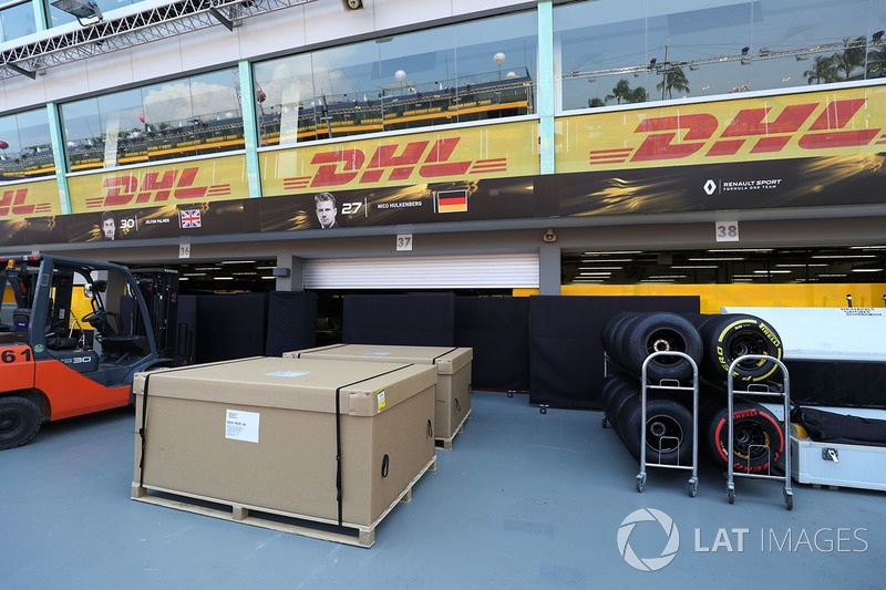 Гараж Renault Sport F1 Team