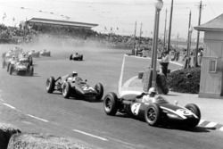 Jack Brabham, Cooper T53-Climax, leads Dan Gurney, BRM P48, John Surtees, Lotus 18-Climax and Stirling Moss, Lotus 18-Climax