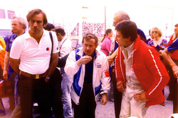 Giorgio Piola, Alan Rees, Shadow Racing team principal and Riccardo Patrese in 1977