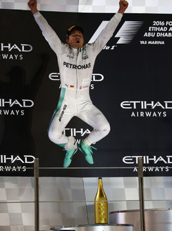 Podium : le nouveau Champion du monde Nico Rosberg, Mercedes AMG Petronas F1 W07
