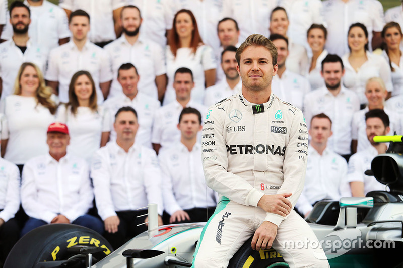 Nico Rosberg, Mercedes AMG F1 en una foto de equipo