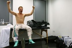 Nico Rosberg, Mercedes AMG F1 Dünya Şampiyonluğunu kutluyor