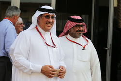 El Jeque Mohammed bin Essa Al Khalifa, Director Ejecutivo de la Junta de desarrollo económico de Bahrein y accionista de McLaren con Muhammed Al Khalifa, negocios de circuito de Bahrein