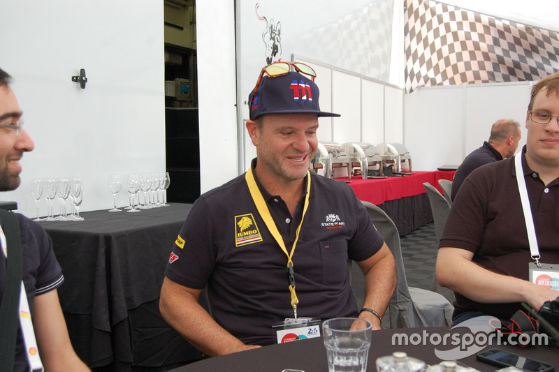 Rubens Barrichello faz o papel de Carl Weathers.