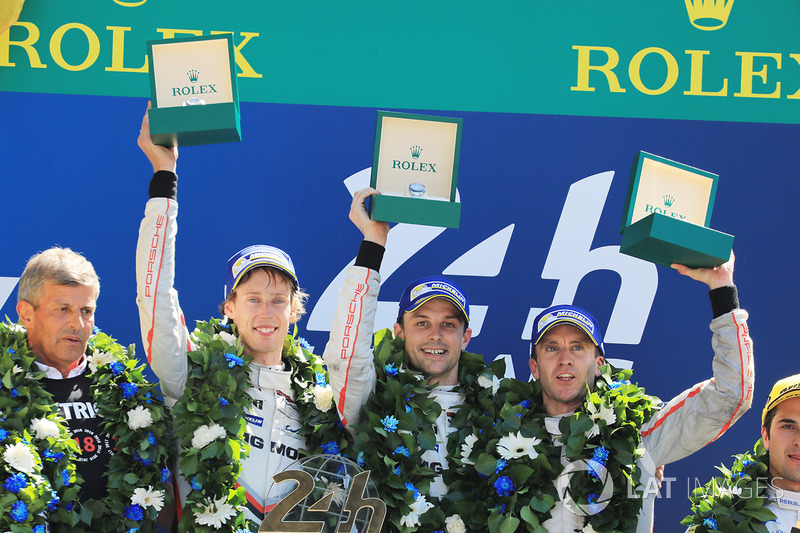 Podium: ganadores, Timo Bernhard, Earl Bamber, Brendon Hartley, Porsche Team