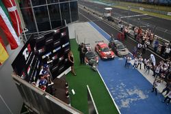 Podium: Race winner Attila Tassi, M1RA, Honda Civic TCR, second place Pepe Oriola, Lukoil Craft-Bamb