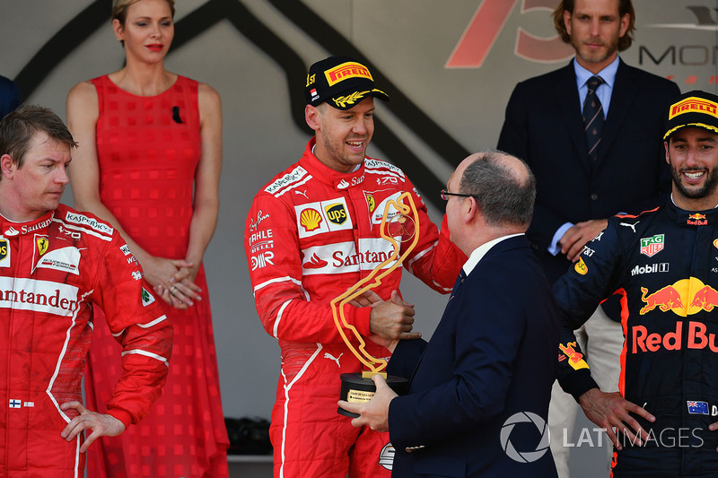 Podyum: Yarış galibi Sebastian Vettel, Ferrari ve HSH Prince Albert of Monaco