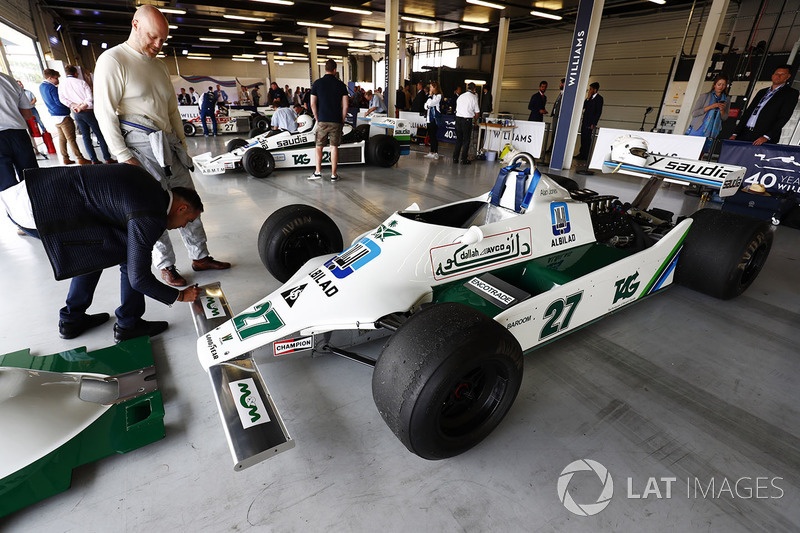 Pastor Maldonado signs an Alan Jones Williams FW07