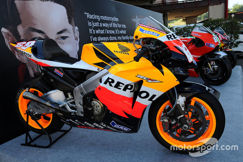 Nicky Hayden tribute with all bikes