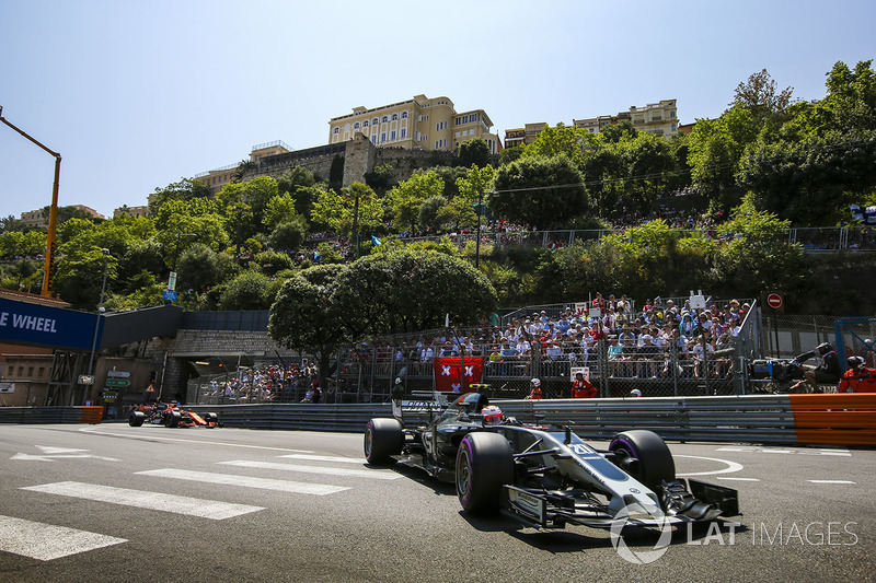 Kevin Magnussen, Haas F1 Team VF-17, Jenson Button, McLaren MCL32