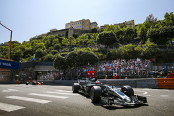 Kevin Magnussen, Haas F1 Team VF-17, Jenson Button, McLaren MCL32