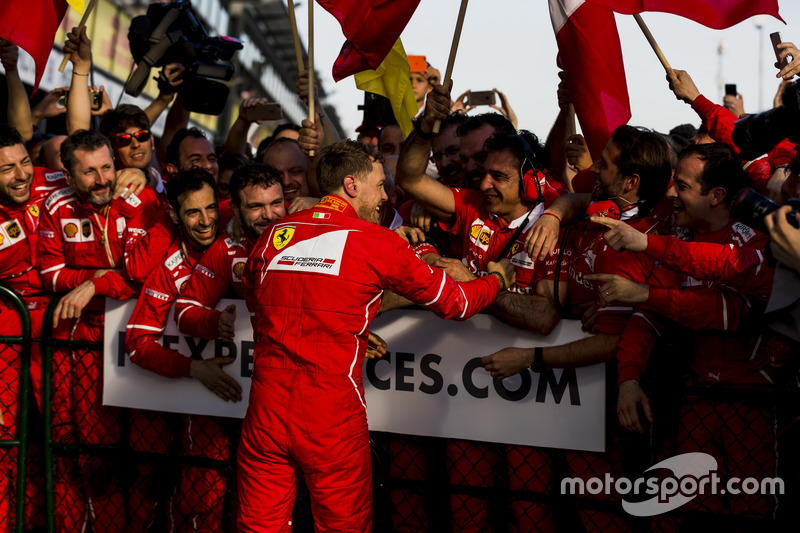 Sebastian Vettel, Ferrari, merayakan kemenangan bersama timnya