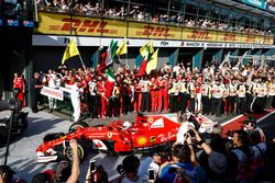 Sebastian Vettel, Ferrari SF70H, 1° classificato, arriva nel Parco Chiuso