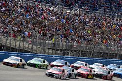 Clint Bowyer, Stewart-Haas Racing Ford and Kyle Larson, Chip Ganassi Racing Chevrolet