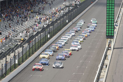 Start: Kyle Busch, Joe Gibbs Racing Toyota Kevin Harvick, Stewart-Haas Racing Ford lead