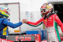 Le poleman Charles Leclerc, PREMA Powerteam, le deuxième Oliver Rowland, DAMS