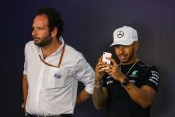 Matteo Bonciani, FIA Media-delegaat en Lewis Hamilton, Mercedes AMG F1