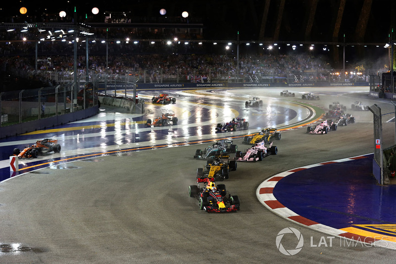 Stoffel Vandoorne, McLaren MCL32 runs wide and the cars of Kimi Raikkonen, Ferrari SF70H and Max Verstappen, Red Bull Racing RB13 crash after colliding at the start of the race