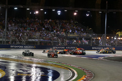 Sebastian Vettel, Ferrari SF70H al comando mentre Max Verstappen, Red Bull Racing RB13 e Kimi Raikko