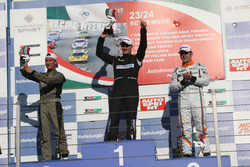 Podio gara 1, il vincitore Kevin Giacon, il secondo classificato Davide Nardilli, MM Motorsport, il terzo classificato Nicola Baldan, Pit Lane