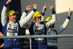 Podio LMP2: i vincitori Andre Negrao, Gustavo Menezes, Nicolas Lapierre, Signatech Alpine