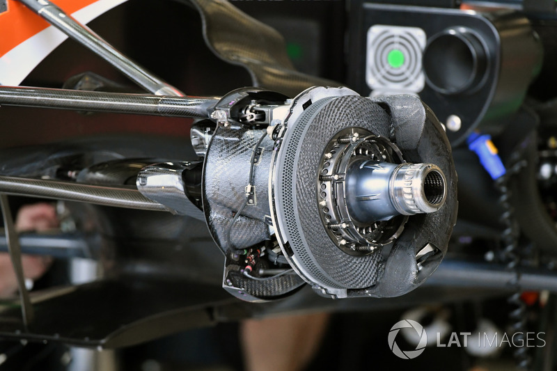 Frein et moyeu avant de la McLaren MCL32