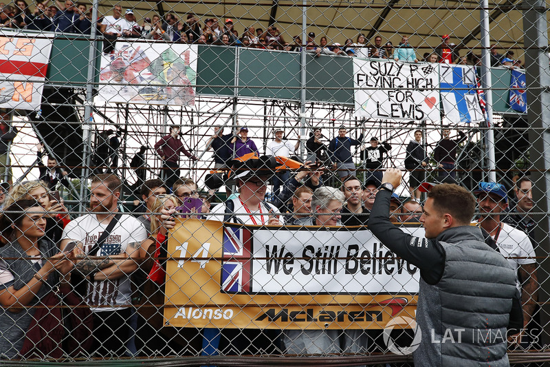 Stoffel Vandoorne, McLaren, waves to fans