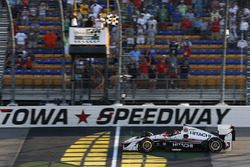 Helio Castroneves, Team Penske Chevrolet, sous le drapeau à damier