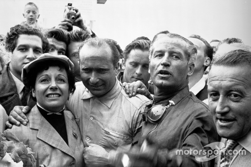 Race winner Juan Manuel Fangio with his wife and Karl Kling, Mercedes