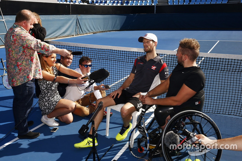 Romain Grosjean, Haas F1 Team y el Campeón paralímpico australiano, Dylan Alcott