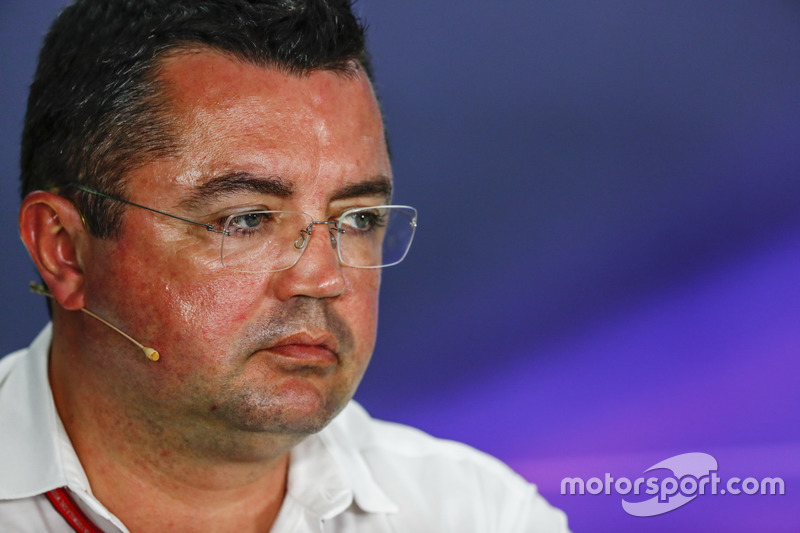 Спортивний директор McLaren Ерік Бульє на прес-конференції