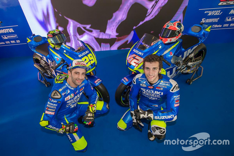 Andrea Iannone y Alex Rins con la Suzuki MotoGP 2017