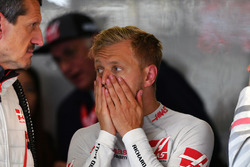 Руководитель Haas F1 Team Гюнтер Штайнер и гонщик Кевин Магнуссен