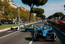 Sébastien Buemi, Renault e.Dams leadsNelson Piquet Jr., Jaguar Racing leads Lucas di Grassi, Audi Sp