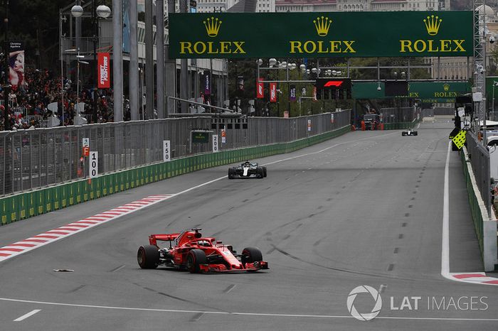 No Azerbaijão, mais uma vez Vettel parecia dar as cartas. Conquistou a pole position e viu Hamilton ficar atrás por praticamente o tempo inteiro.