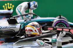 Lewis Hamilton, Mercedes-AMG F1 W09 EQ Power+ en Valtteri Bottas, Mercedes-AMG F1 W09 EQ Power+ in parc ferme