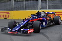 Pierre Gasly, Scuderia Toro Rosso STR13 runs wide