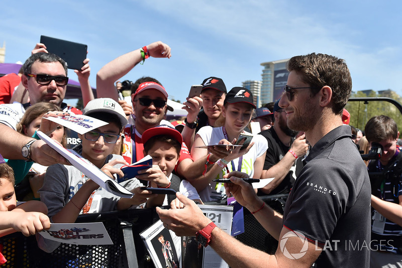 Romain Grosjean, Haas F1 signe des autographes pour les fans
