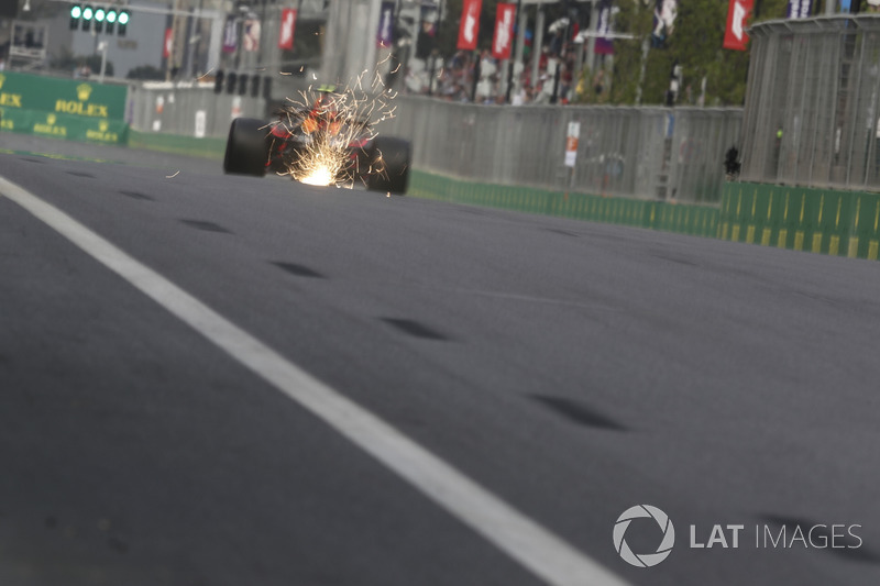 Max Verstappen, Red Bull Racing RB14 saca chipas