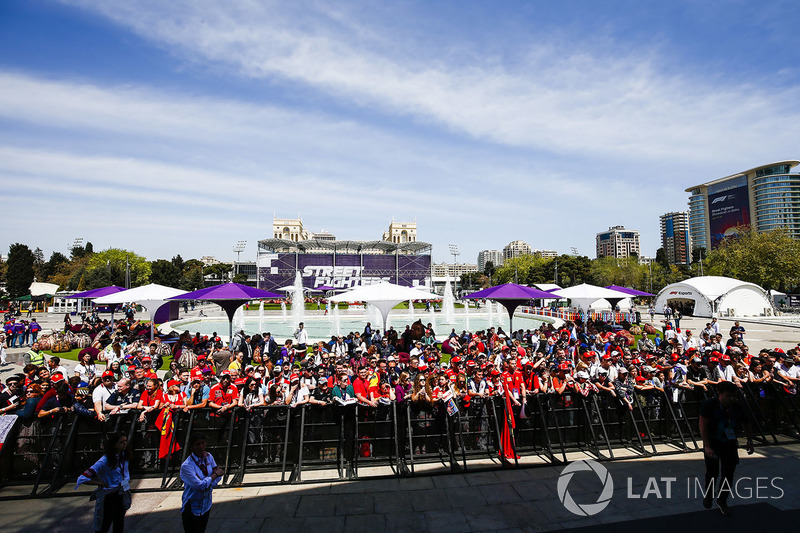 Los fanáticos se reúnen en el escenario