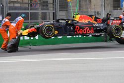 La monoposto incidentata di Max Verstappen, Red Bull Racing RB14 viene portata via