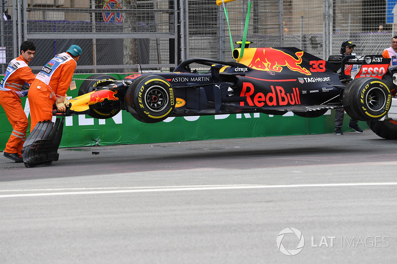 El accidentado coche de Max Verstappen, Red Bull Racing RB14