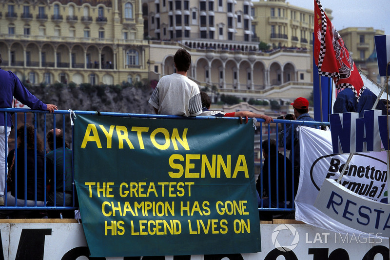 Tifosi con degli striscioni in omaggio alla memoria di Ayrton Senna, Williams, scomparso nella gara precedente