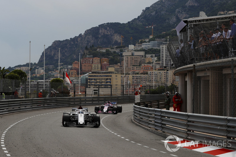 Marcus Ericsson, Sauber C37, precede Sergio Perez, Force India VJM11